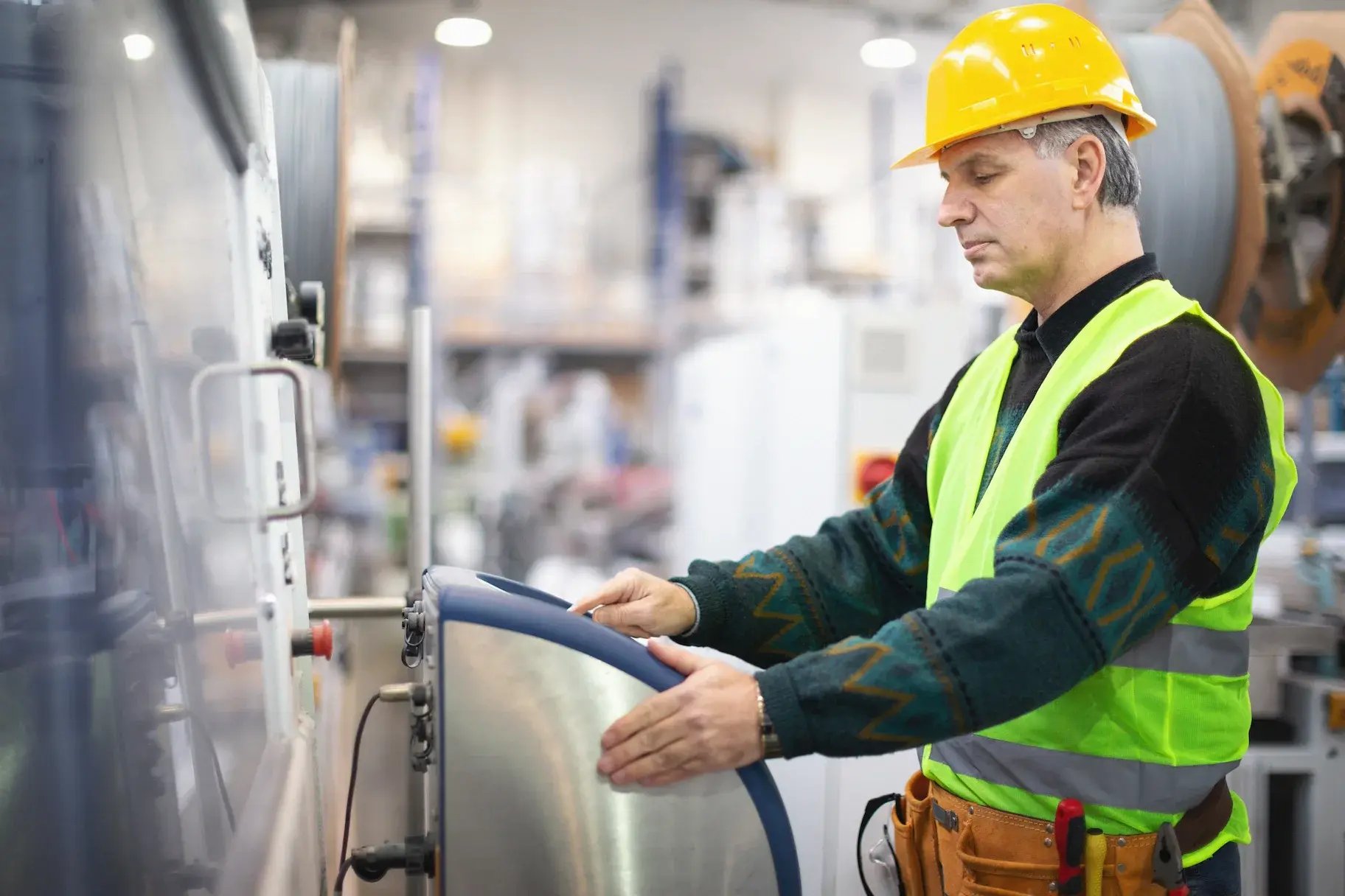 Un responsable de maintenance vérifiant que la machine fonctionne correctement