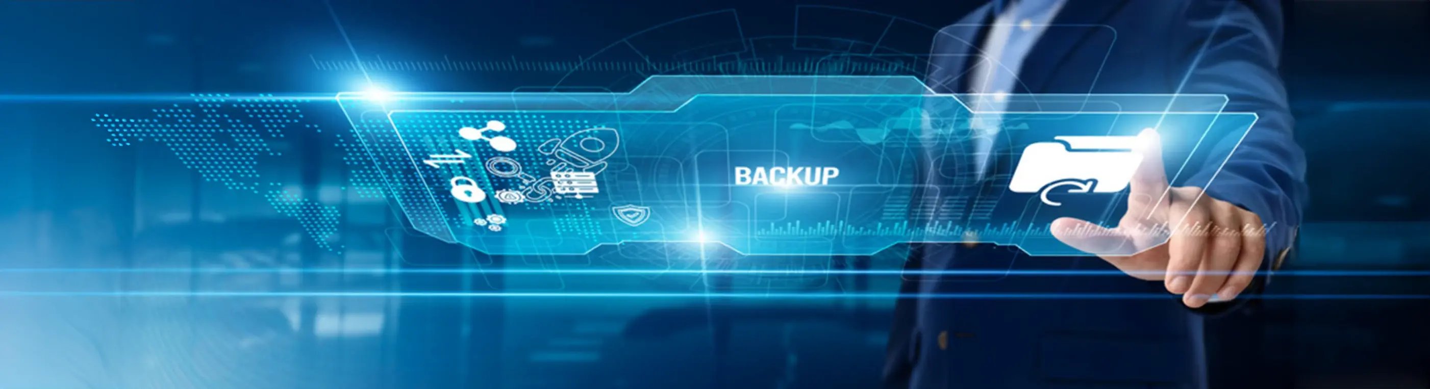 Un homme touche appuie sur un bouton pour enregistrer une sauvegarde.