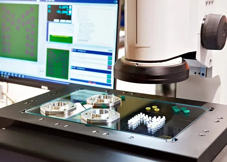 Un microscope montre grâce à l'IA le résultat sur un écran.