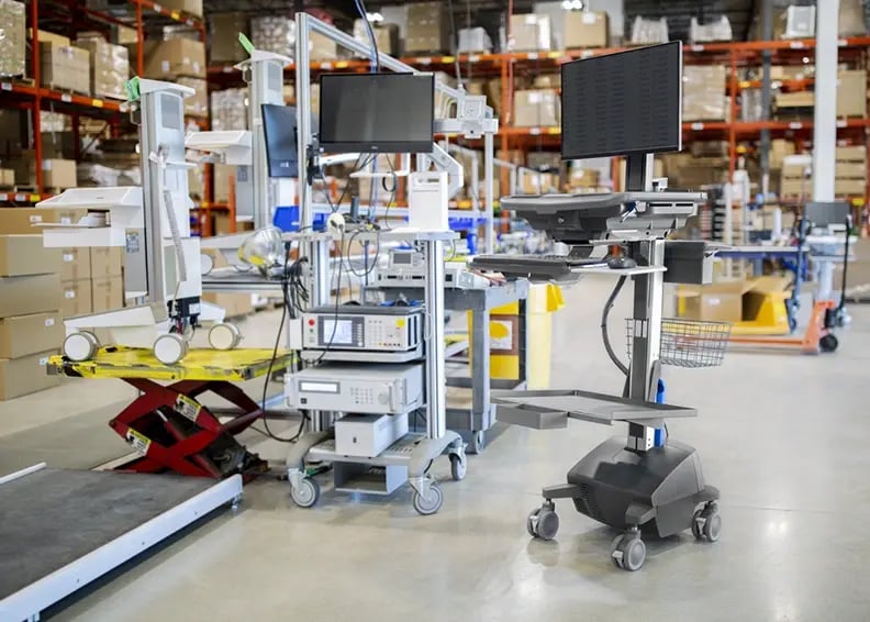 Poste de travail mobile dans un entrepôt.