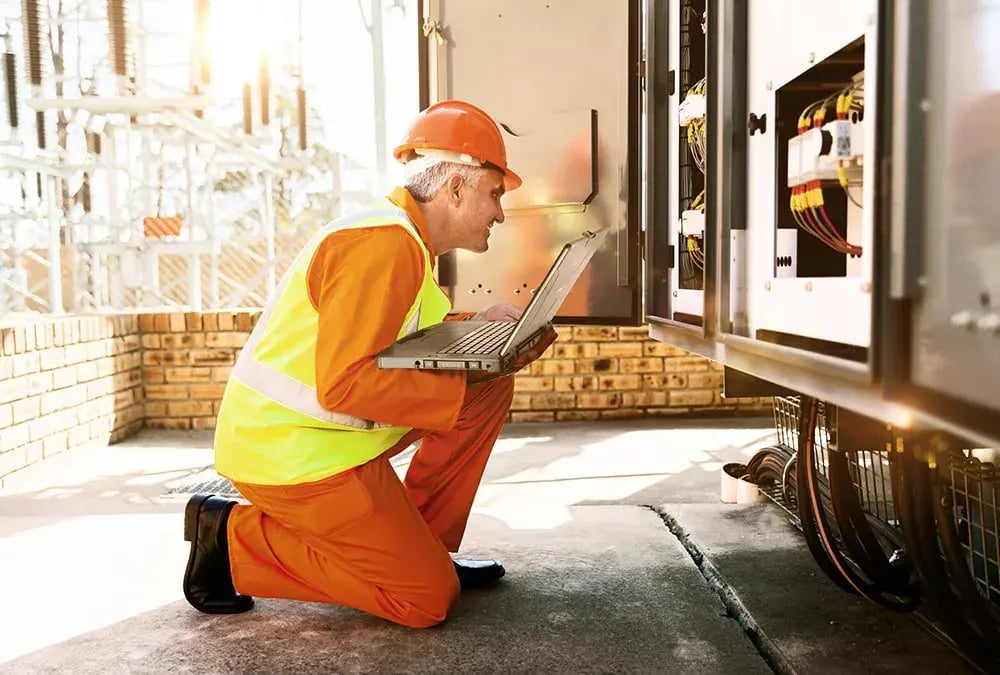 Homme et son ordinateur qui fait des réparations