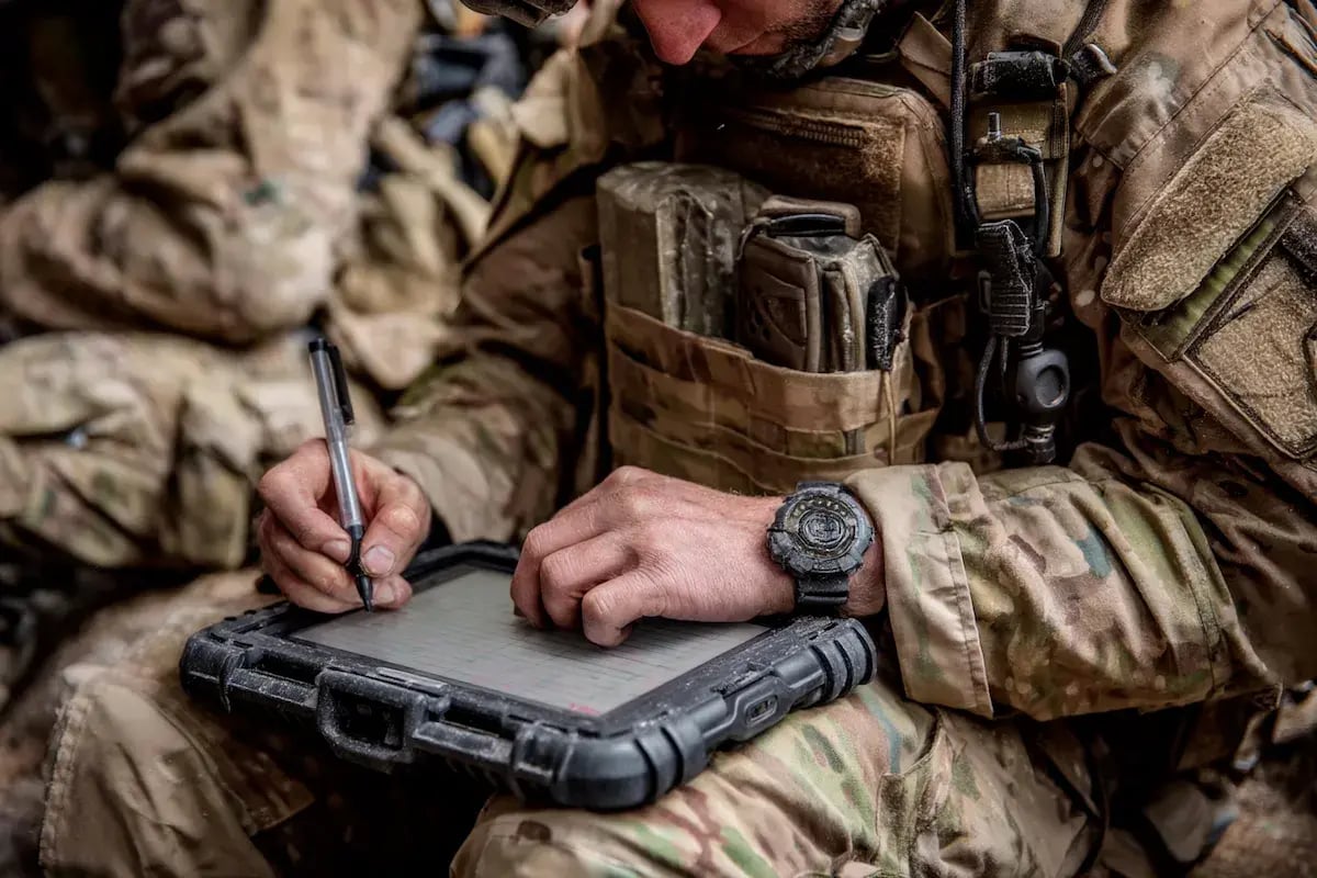 Un militaire qui écrit sur une tablette