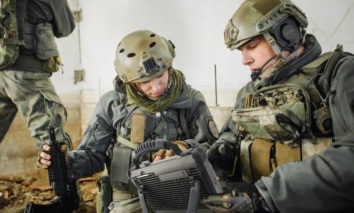 Photo de militaires avec un PC portable