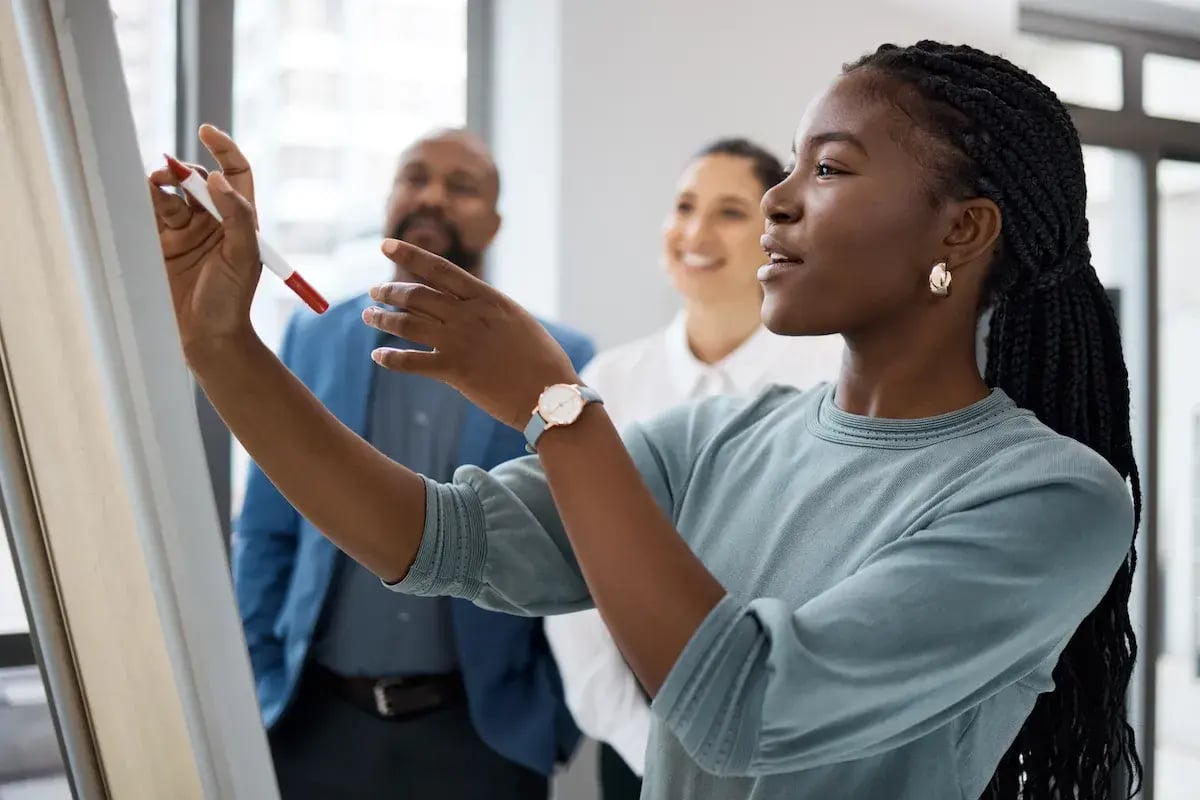 Femme qui écrit sur un tableau
