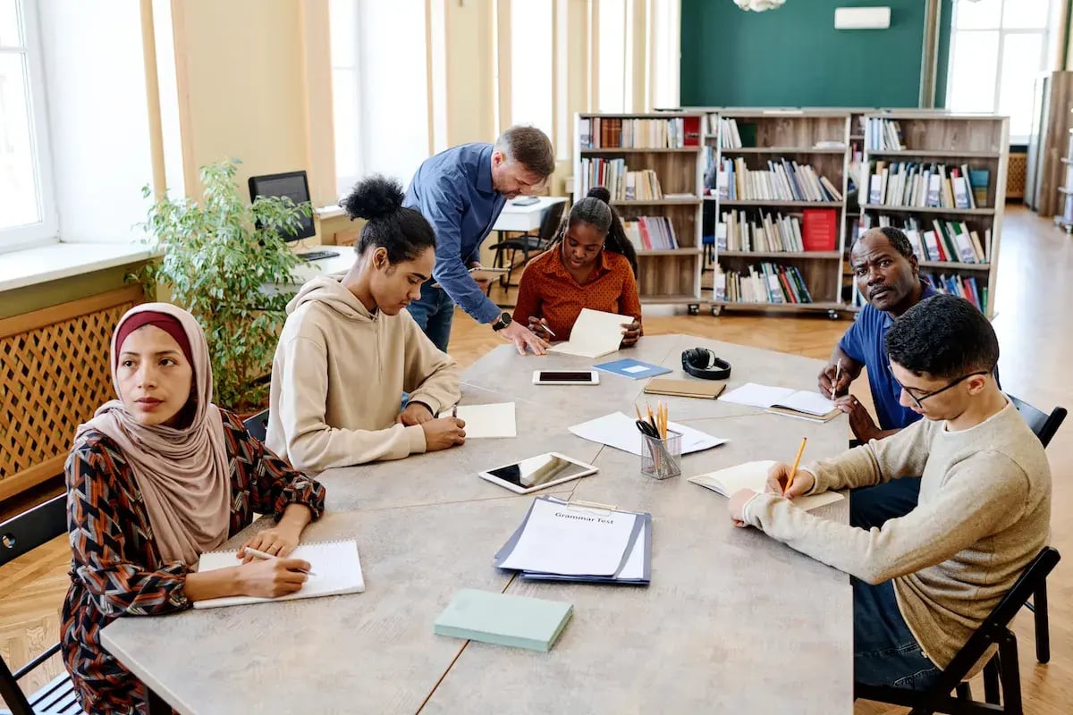 Groupe autour d'une table